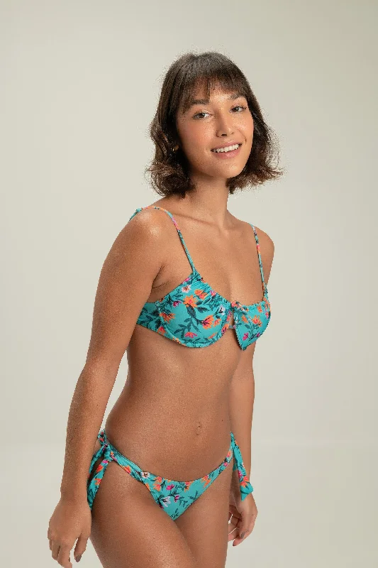 Tie - side bikini bottoms for an adjustable and stylish fitField Curve Top